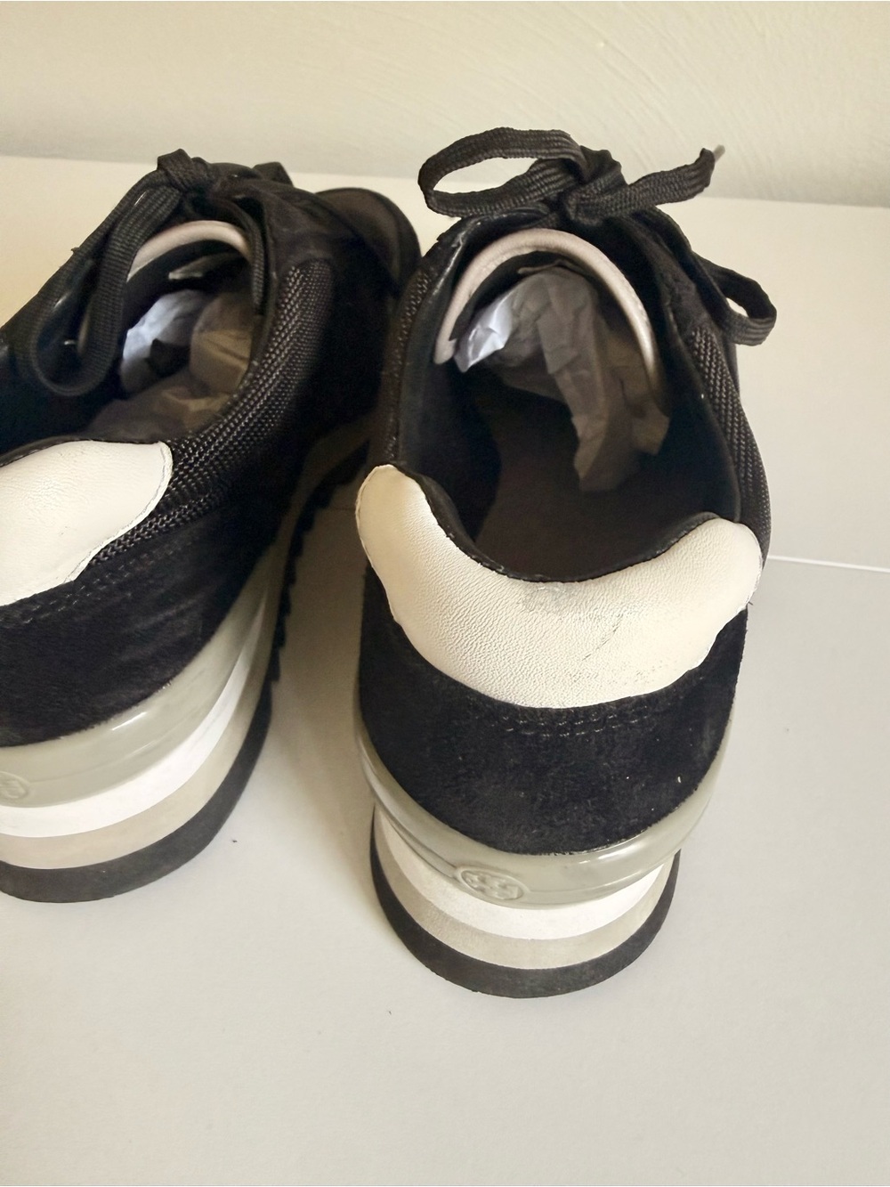 🖤 Tory Burch Black Leather & Suede Sneakers | Women’s Size 10 | Luxe Casual 🖤 - Picture 5 of 10